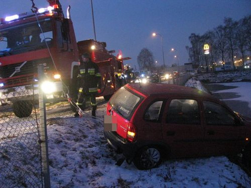 Samochód wpadł do zbiornika retencyjnego!