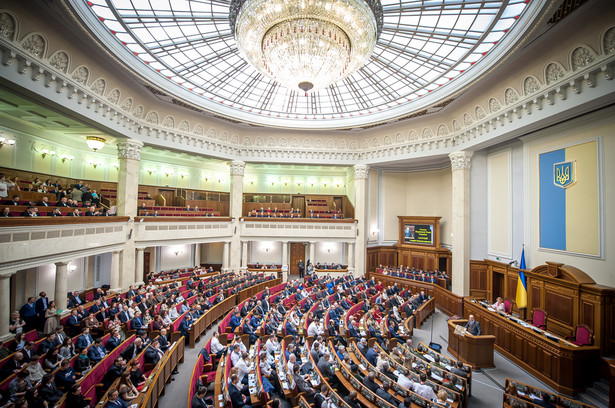 Prezydent Zełenski zaryzykował protestami, ale zgodził się na wpisanie do ustawy niekorzystnych zapisów w sprawie Donbasu.