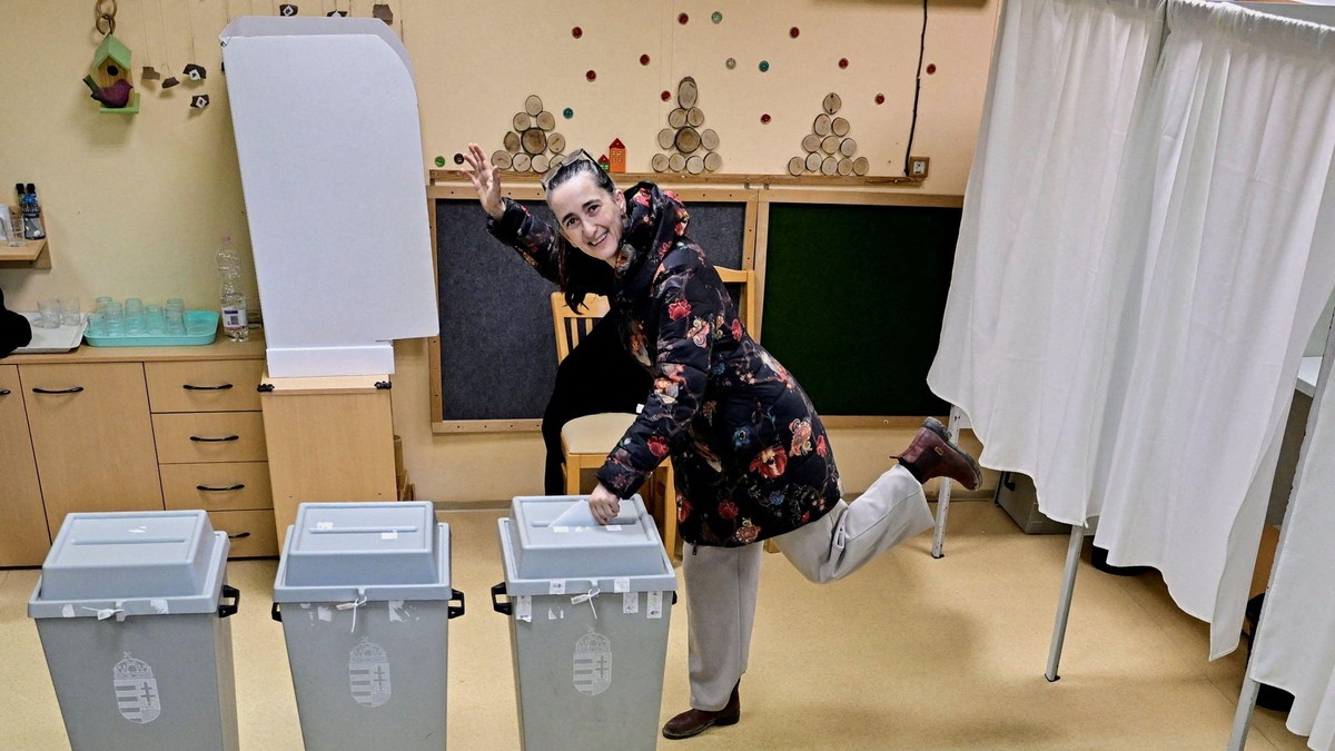 Glasačka mesta širom Mađarske otvorena su u šest sati | Foto: Reuters