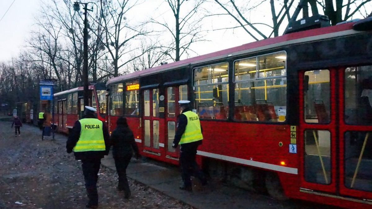 Na pętli tramwajowej w Zabrzu znaleziono zwłoki nieznanego mężczyzny. Policja prosi o pomoc w ustaleniu jego tożsamości.