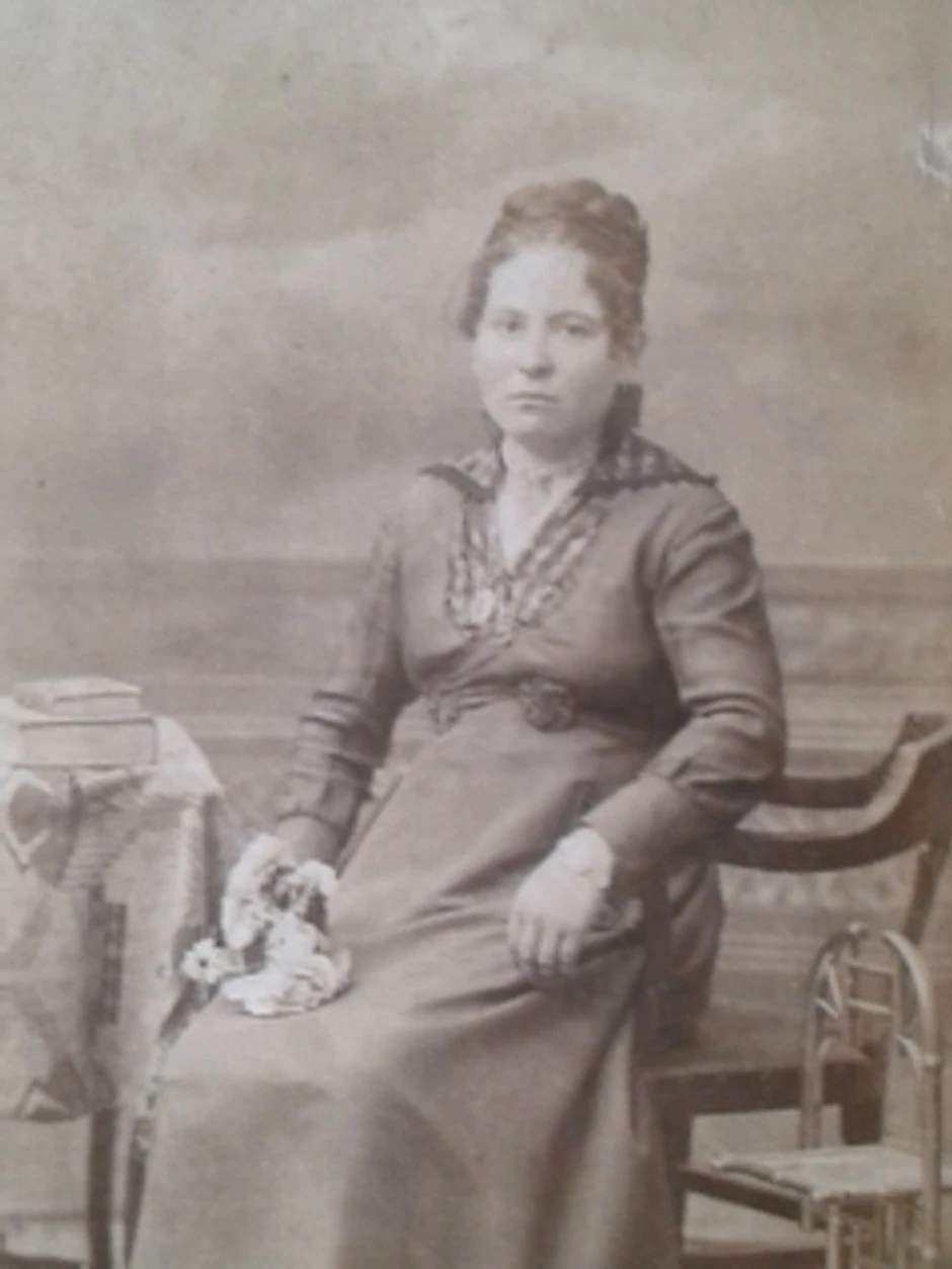 Kristina Lazić, sestra Viktorovog dede, koja je podržavala razvoj biblioteke i bila jedna od obrazovanijih žena svog doba