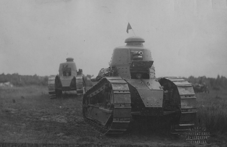 Czołgi Renault FT-17 w kolumnie marszowej
