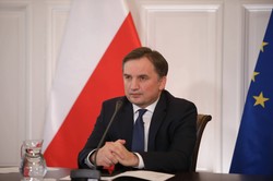 Ziobro chce weta. Opozycja: PiS wyprowadza Polskę z UE