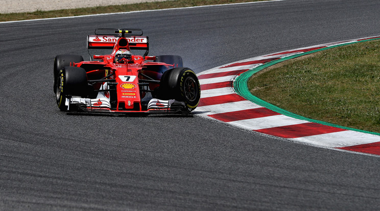 Räikkönen az első körben 
ütközött, kitört a bal első 
kereke és ki kellett állnia... /Fotó: GettyImages