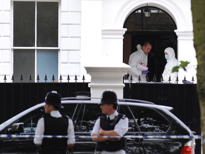 Policja w mieszkaniu Amy na placu Camden