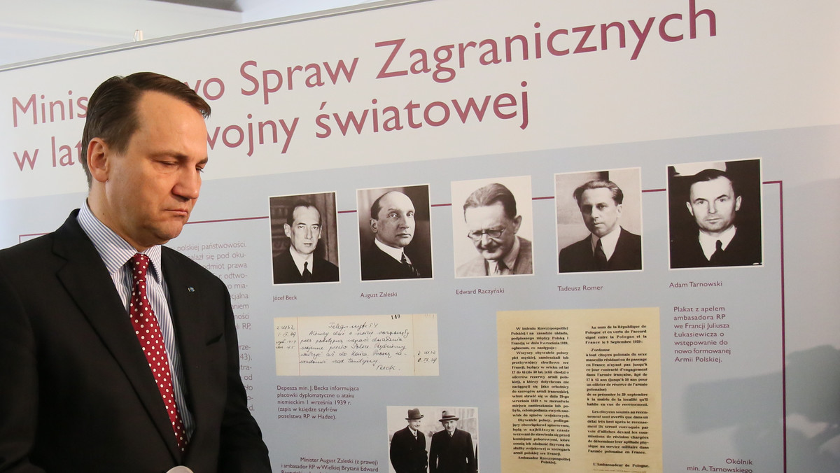 Szef MSZ Radosław Sikorski otworzył dziś w Sejmie wystawę "Dyplomacja polska w okresie II wojny światowej", na której można obejrzeć fotografie i dokumenty opisujące działania resortu i dyplomatów. Ministerstwo przygotowało również album pod tym samym tytułem.