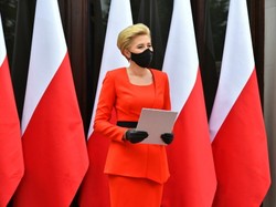 Ktoś nie dopracował szczegółów. Agata Duda zespoliła się z flagą (i nie tylko!). FOTO