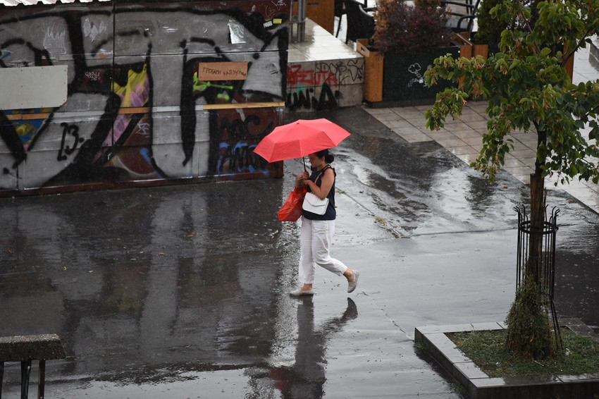 Temperatura će biti zinad proseka, uglavnom će biti toplije za ovo doba godine od proseka, a očekuju se i kiša i kratkotrajni pljuskovi