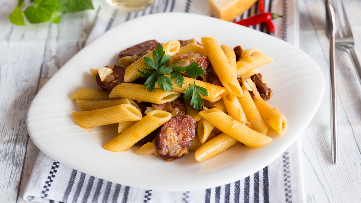 Ennél egyszerűbb és gyorsabb recept alig akad: kolbászos penne