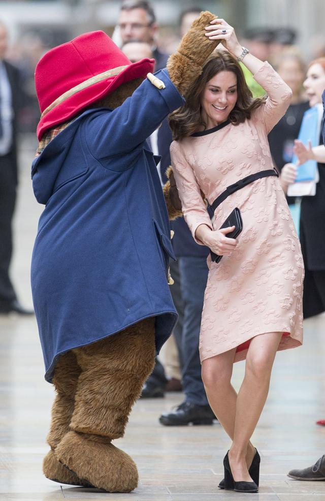 MINDENT hajíts messzire! Kate Middleton egy hatalmas plüssmacival táncol az  utcán - Glamour