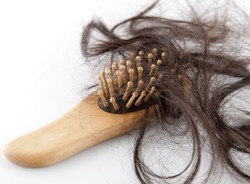 Sprawdzone sposoby na regenerację słabych włosów