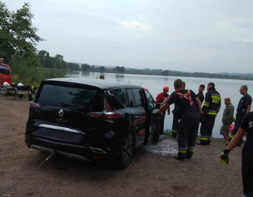 Zasnął za kierownicą, obudził się w stawie