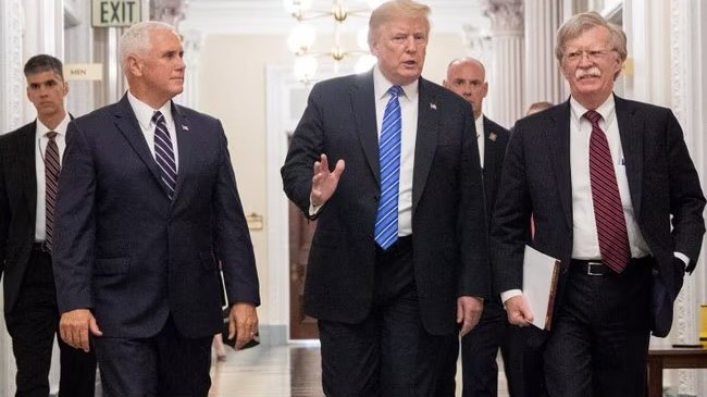 John Bolton a Donald Trump na archívnej fotografii.