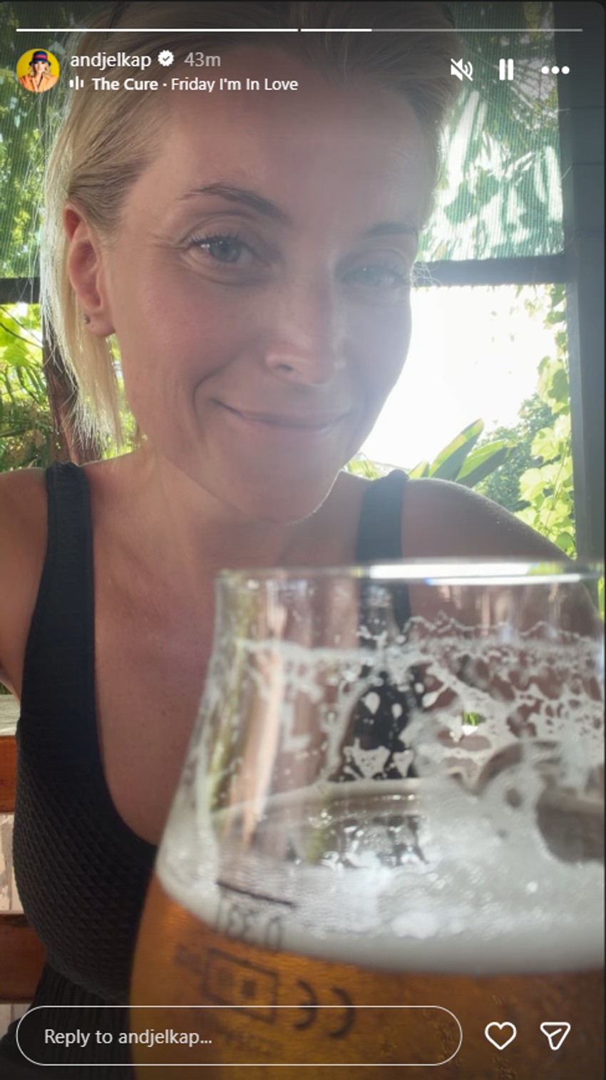 Anđelka Prpić bez šminke, pije pivo na letovanju
