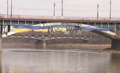 Sześćdziesięciometrowa flaga Ukrainy zawisła w Warszawie. Akcja Greenpeace