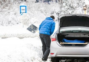 Vozači, sneg, zimski uslovi, ilustracija 