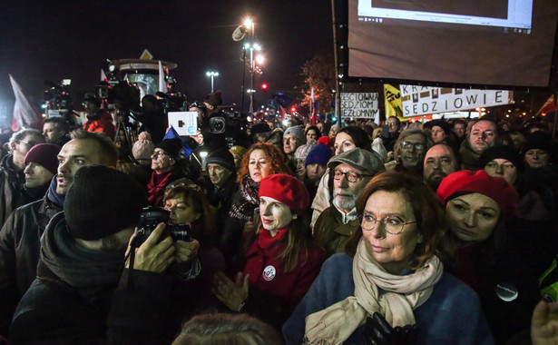 "Nasz Boże dobry wybaw Polskę od Ziobry". W 105 miastach odbyły się protesty po zawieszeniu sędziego Juszczyszyna