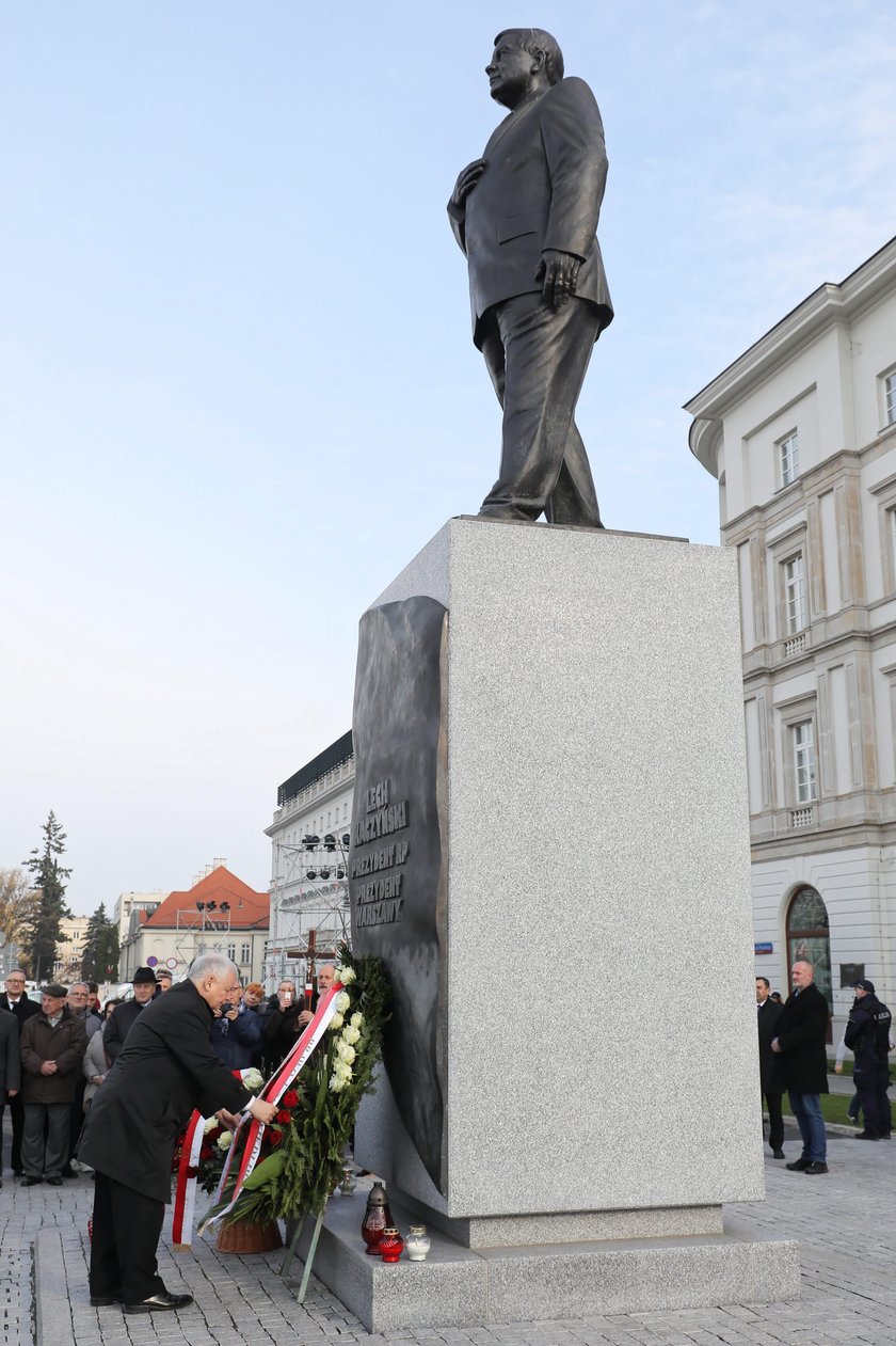 Jarosław Kaczyński złożył kwiaty przed pomnikiem Lecha Kaczyńskiego