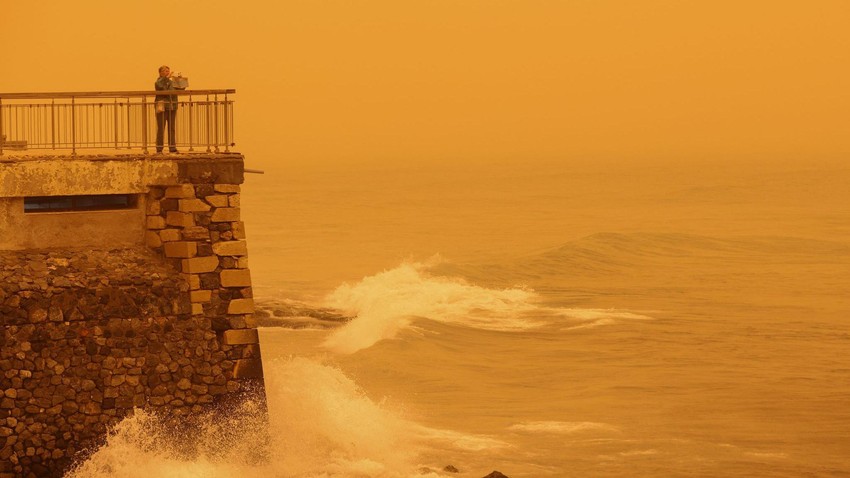 Usled jakih južnih vetrova, u Iraklionu, na ostrvu Krit, nebo je postalo narandžasto | Foto: REUTERS/Stefanos Rapanis