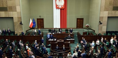 Sondaż: Złe wieści dla PiS, nie najlepsze dla opozycji