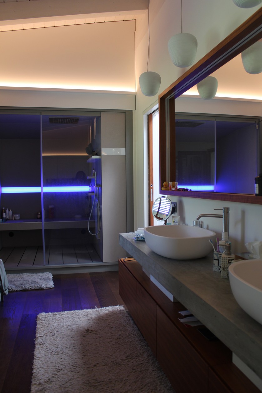 In der Dusche des Elternbadezimmers kann je nach Laune das Licht angepasst werden. Auch Lautsprecher gibt es darin. 