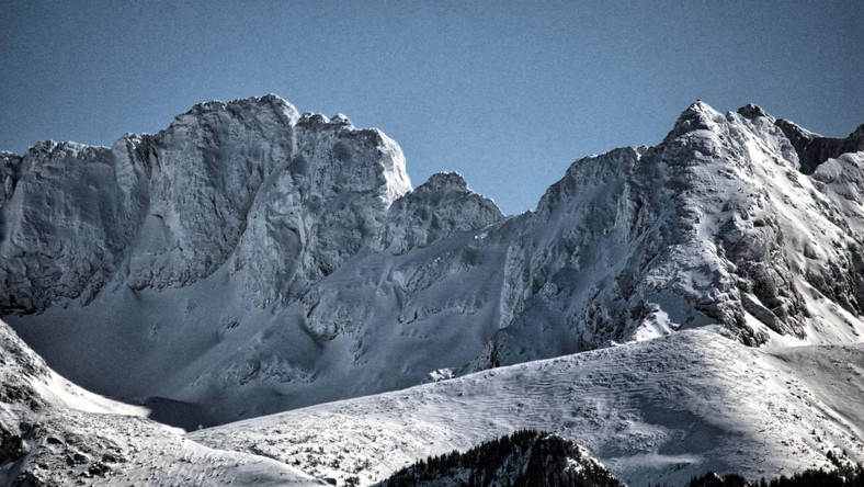<strong>W Tatrach panują bardzo trudne, zimowe warunki turystyczne. W środę do godzin południowych ratownicy górscy sprowadzali dwie osoby z Koziego Wierchu oraz śmigłowcem ewakuowali turystę ze szlaku na Rysy.</strong>