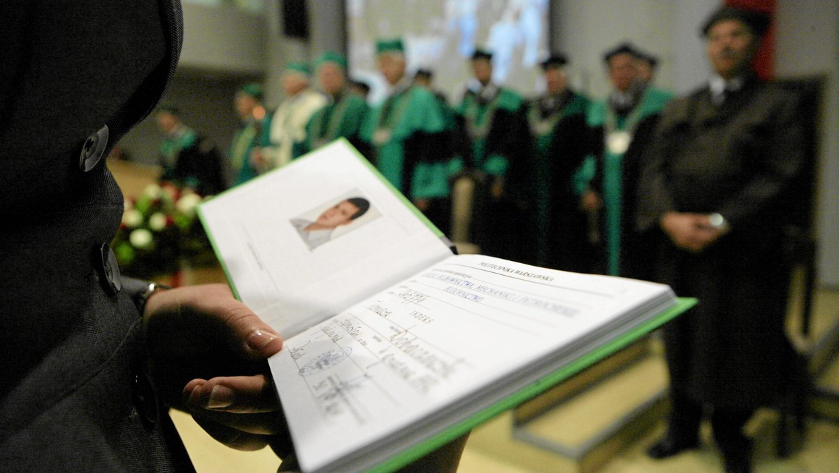 Politechnika z każdym dniem zadłuża się coraz bardziej. Co miesiąc brakuje 500 tys. zł na pensje. W tym miesiącu pracownicy uczelni wraz z sprawdzeniem stanu konta dowiedzieli się, że dostali tylko połowę poborów.