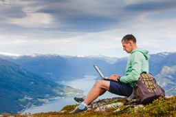 Samowolna zmiana miejsca wykonywania pracy zdalnej nie zawsze pozbawi prawa do świadczeń wypadkowych