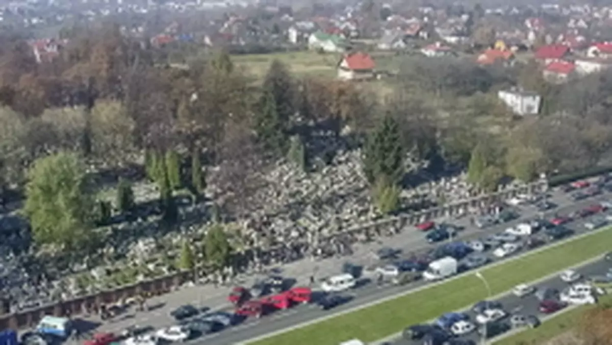 Policja: rozpoczyna się akcja Znicz - aby dojazdy na cmentarze były bezpieczne