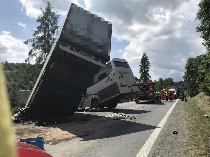 Wypadek autokaru z dziećmi. Wielu rannych