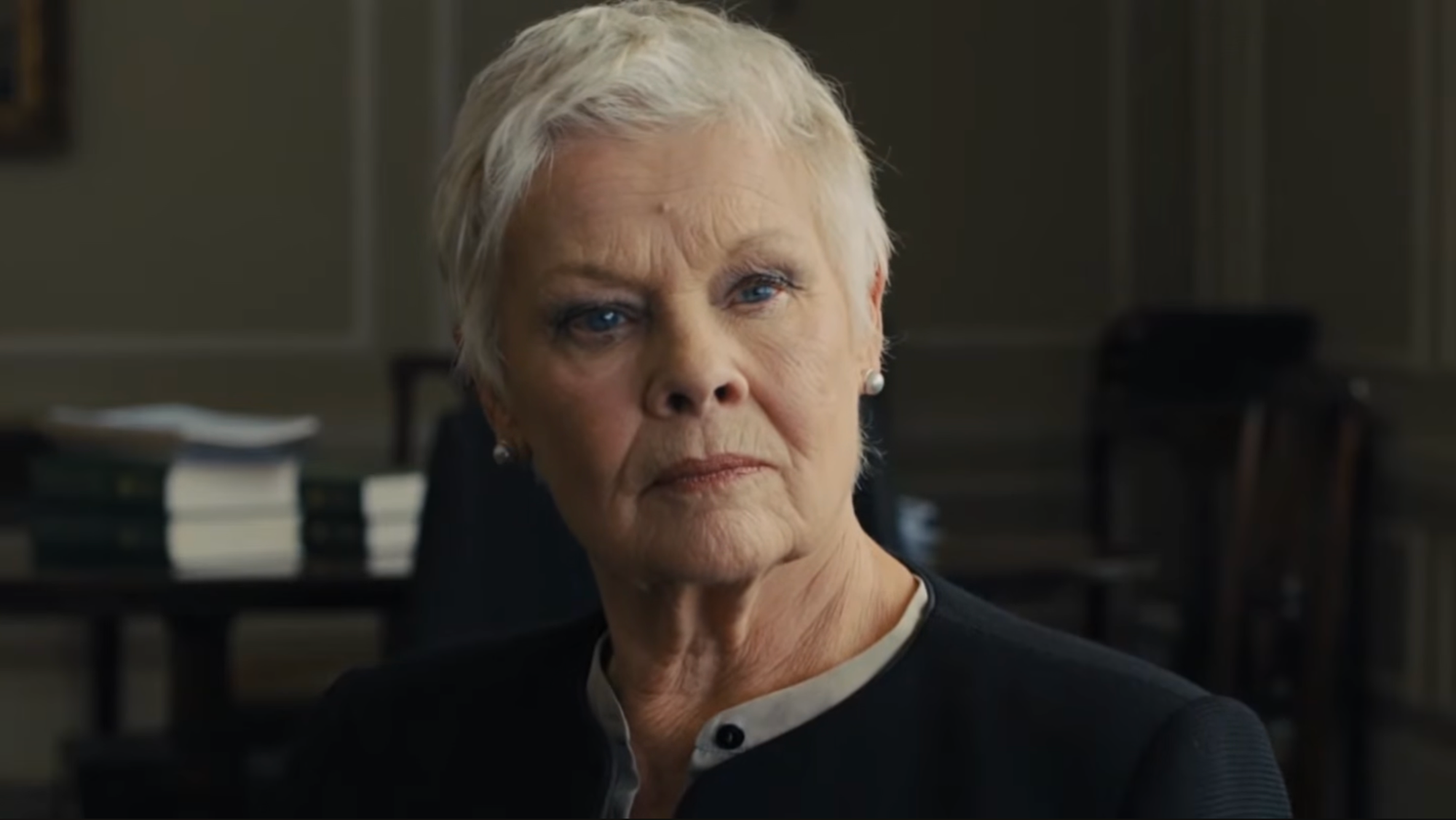 Britská herečka Judi Dench vo filme Skyfall. 