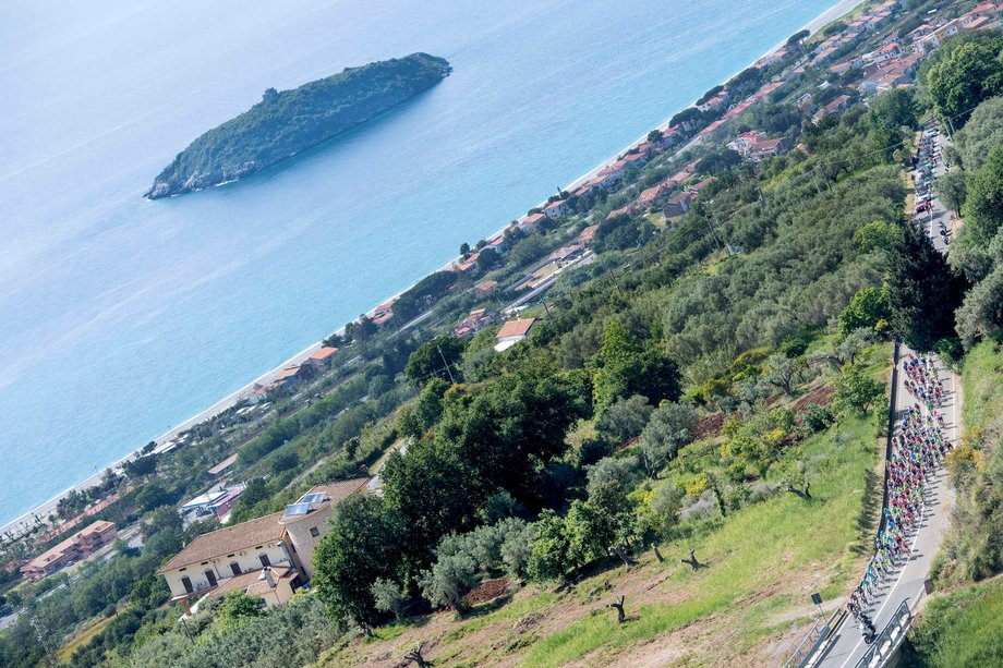 The peloton during stage 5, a ride from Praia a Mare to Benevento.