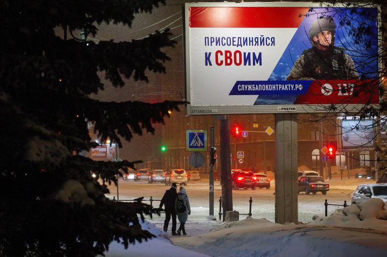 Billboard w Petersburgu zachęcający Rosjan do wstąpienia w szeregi armii i wzięcia udziału w działaniach wojennych w Ukrainie