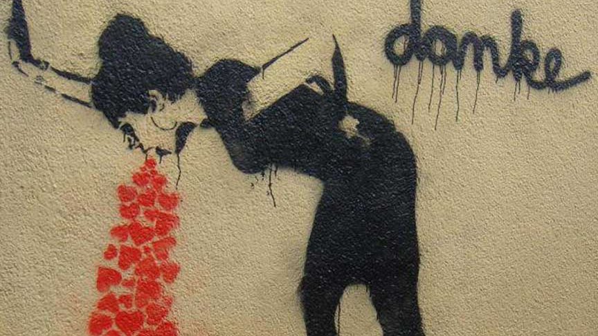 Fragment graffiti w Berlinie, Love sick. Autor: Banksy