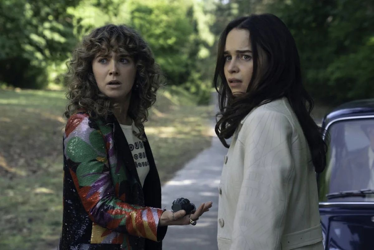 Haley Lu Richardson i Emilia Clarke w serialu "PONIES"