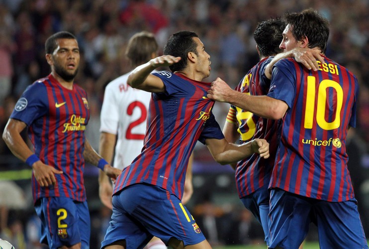 Piłkarze Barcelony cieszą się ze strzelonego gola w meczu FC Barcelona - AC Milan z 13.09.2011