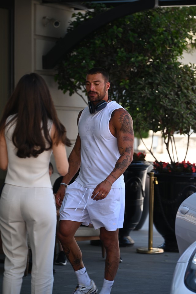 Holivudska zvezda Simon Suzine zvezda Paparaco