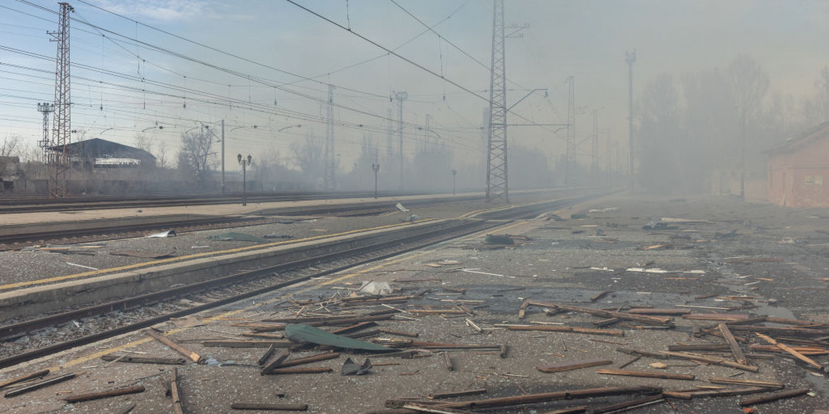 Gruz i dym widoczne wzdłuż linii kolejowej na stacji po rosyjskim ataku rakietowym 25 lutego 2024 r.