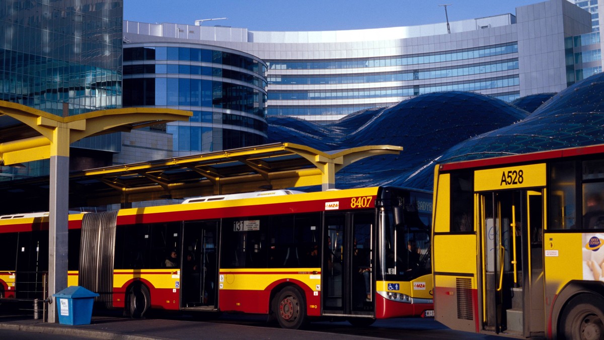 Na pętli przy Centralnym nie zatrzymują się już autobusy. ZTM musi zrobić miejsce dla kolejarzy, którzy remontują dworzec, a tym samym przenieść przystanki dla 46 linii dziennych i nocnych - informuje TVN Warszawa.