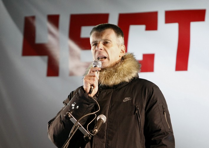 <b>Michaił Prochorow</b> - jego majątek szacuje się na <b>13 mld dol.</b>
<br>
<br>
Ten rosyjski miliarder i biznesmen jest właścicielem amerykańskiej drużyny koszykarskiej Brooklyn Nets i spółki Onexim. Do wielkich pieniędzy doszedł uczestnicząc w prywatyzacji firmy Norilsk Nickel.
<br>
Próbował pokonać Putina w wy borach prezydenckich (uzyskał zaledwie 8 procent głosów), a jednym z haseł jego kampanii było uwolnienie Michaiła Chodorkowskiego. Jednak wyborcy najbardziej zapamiętają jego wystąpienie w telewizji, gdzie rapował nazywając się 'rosyjskim Eminemem'.