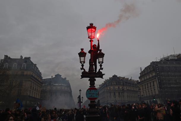 Tysiące ludzi biorą udział w proteście przeciwko rządowej reformie systemu emerytalnego, Paryż, 23 marca 2023 r.