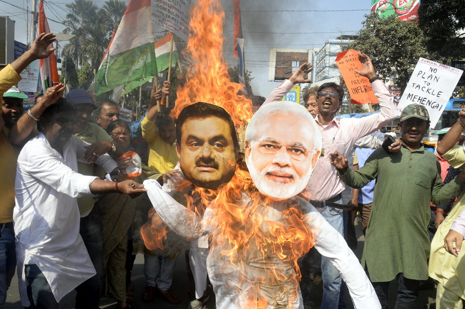 Protest w Kalkucie. Aktywiści palą kukłę z wizerunkiem Gautama Adani i Narendry Modiego.
