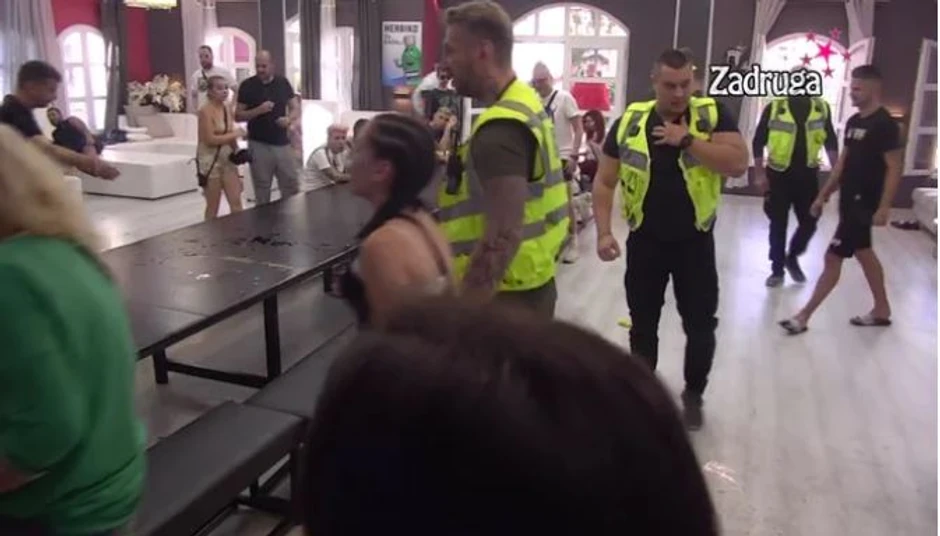 Zadruga, Anđela i Anastasija svađa