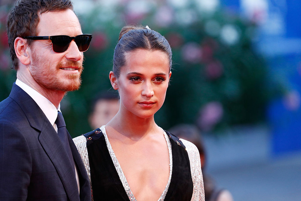 Michael Fassbender i Alicia Vikander