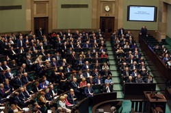 PiS nadal na prowadzeniu. Do Sejmu wejdzie 6 partii. NAJNOWSZY SONDAŻ