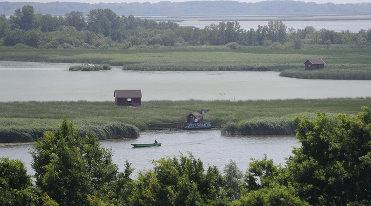 Tisza-tó : Kelet-Magyarország ezen része már sok évtizede közkedvelt helye a horgászoknak. Tiszafüred egész évben várja a látogatókat, és mivel a kialakításnál mindenre figyeltek, a fürdőzők sem zavarják el a csalit már kóstolgató halakat. Napijegy: 3100 Ft.