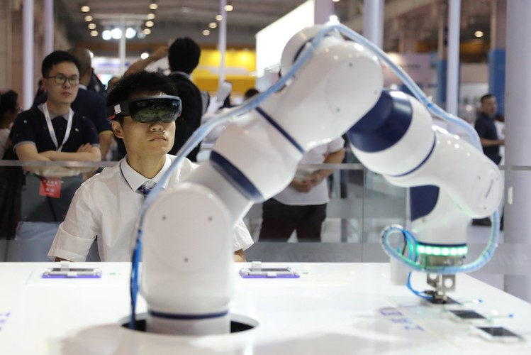 Na targach prezentowane są m.in. roboty przemysłowe. Wystawcy pokazywać będą podzespoły, produkty i oprogramowanie dla tej grupy maszyn.