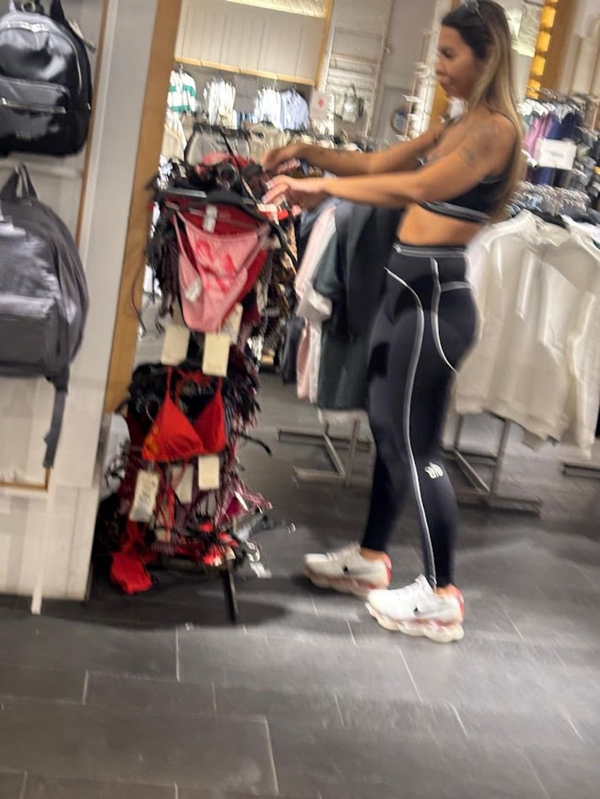 Aneli Ahmić u šopingu