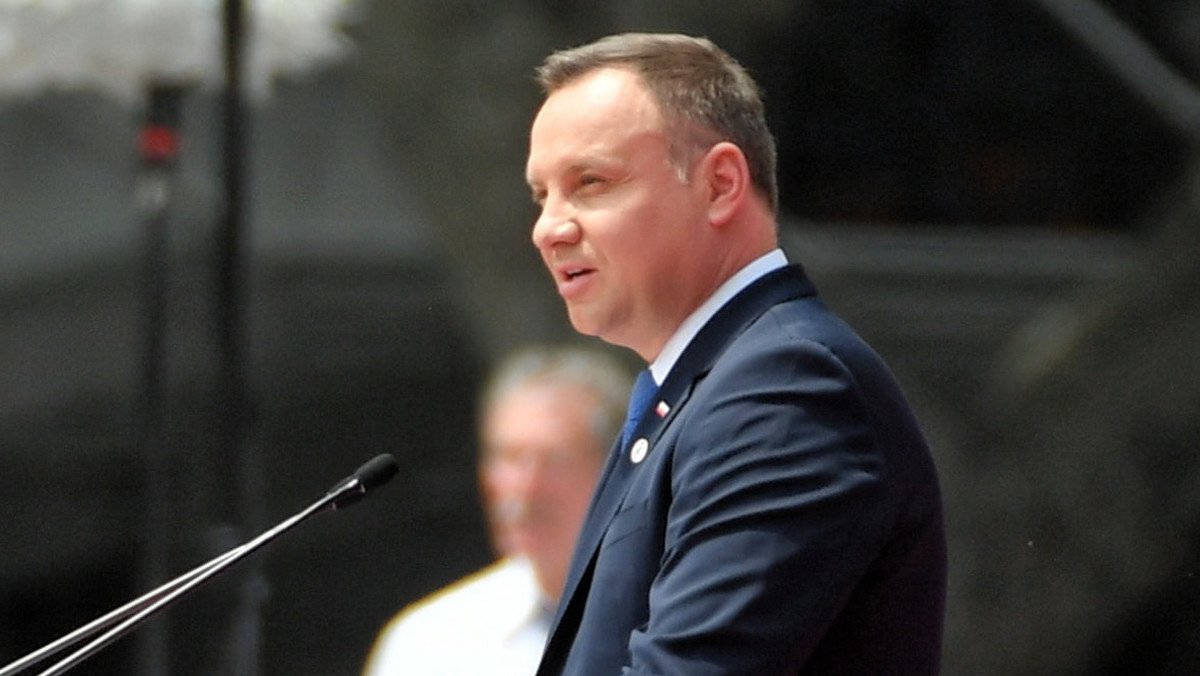 Prezydent Andrzej Duda przyjechał do Zielonej Góry na obchody 58. rocznicy Wydarzeń Zielonogórskich - protestu mieszkańców miasta przeciwko likwidacji Domu Katolickiego z 30 maja 1960 r. Wzięło w nim udział ok. 5 tys. ludzi.