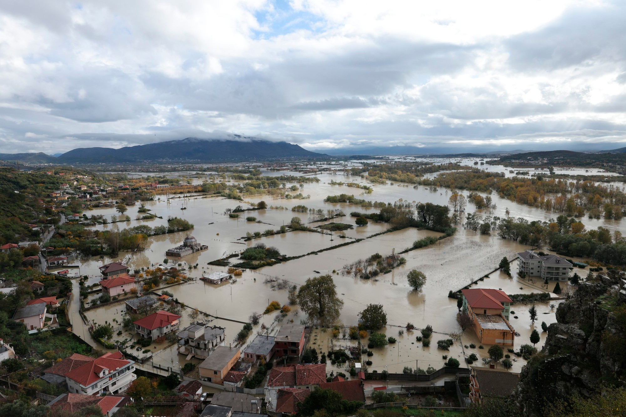 Na severozápade Albánska, jednej z najviac zasiahnutých oblastí, voda zaplavila rozsiahle plochy poľnohospodárskej pôdy a stovky domov.